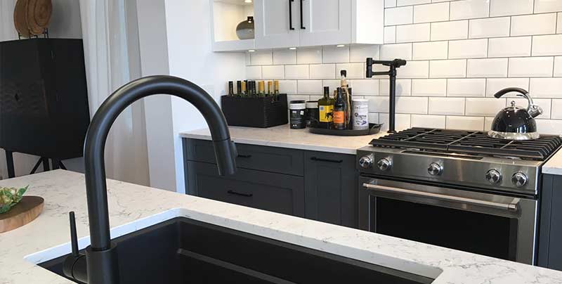 Striking-modern-black-and-white-kitchen